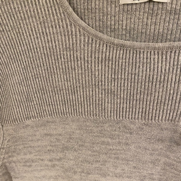 **LIKE NEW** CALVIN KLEIN Gray Sweater. Size M. Body Fit. - Picture 5 of 6